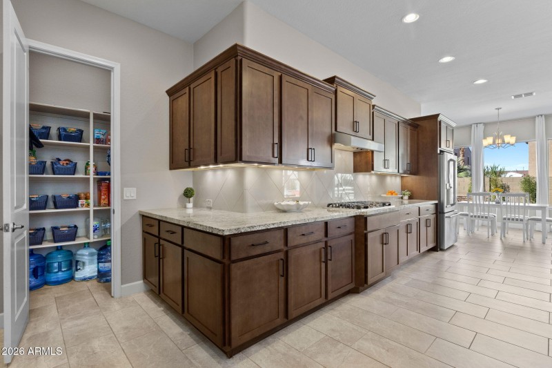 Kitchen w/ walk in Pantry