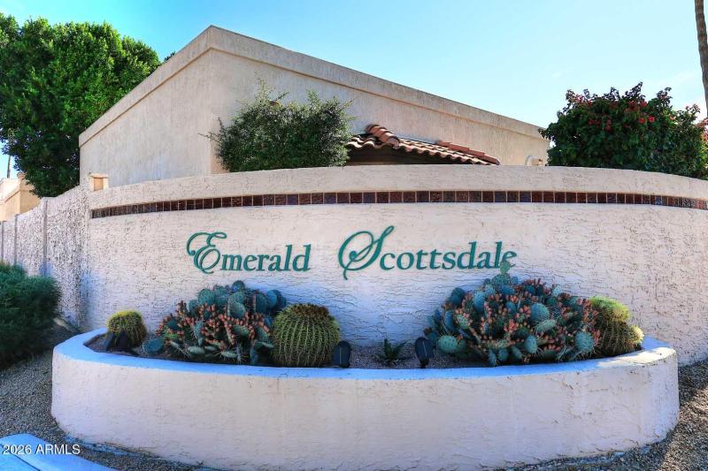 Emerald Scottsdale-Sign