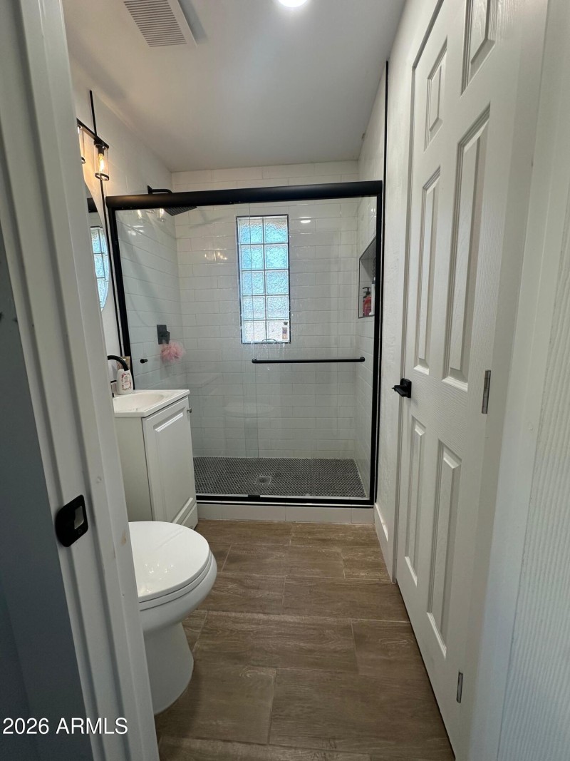 Unit B bathroom