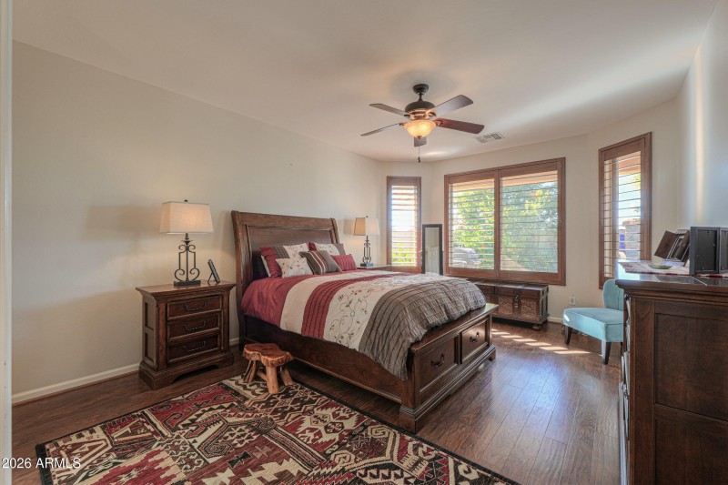 Primary bedroom w/bay window