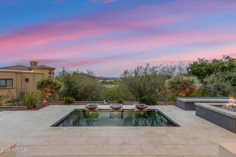 051_Pool With Water Feature