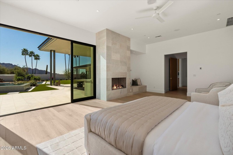 Oversized Primary with sitting