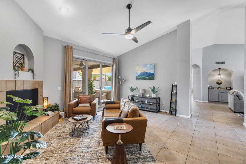 1231 E Sunburst Ln-8