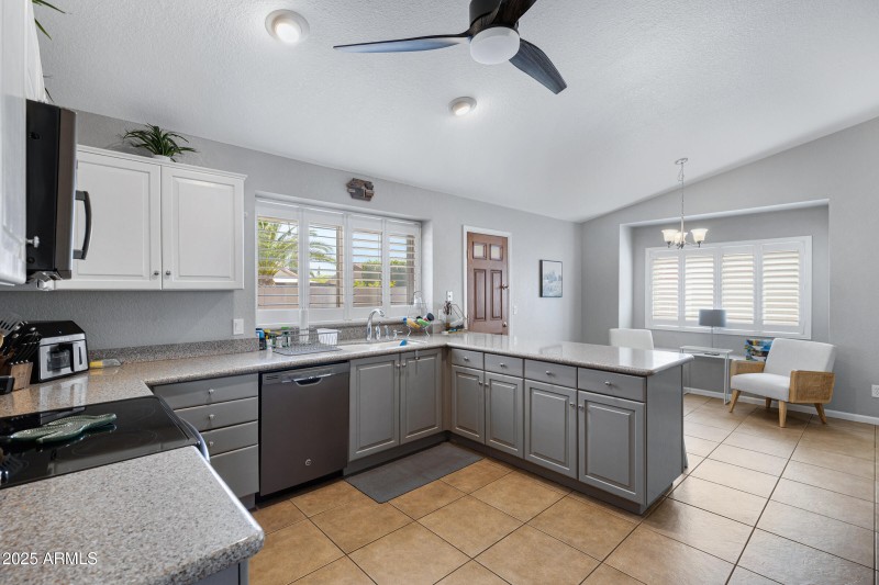 1231 E Sunburst Ln-14