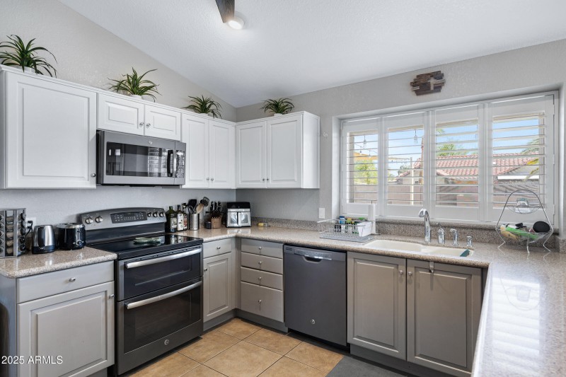 1231 E Sunburst Ln-19