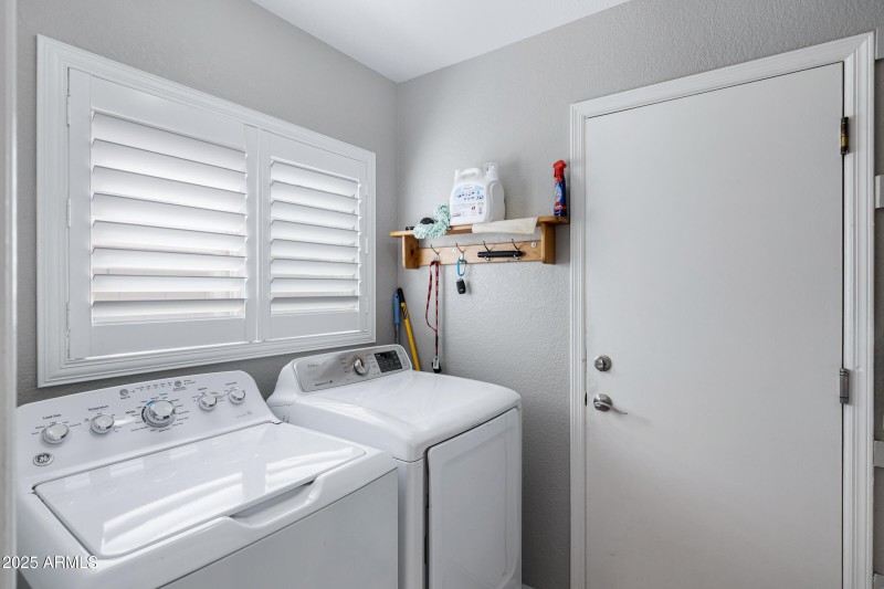 1231 E Sunburst Ln-18