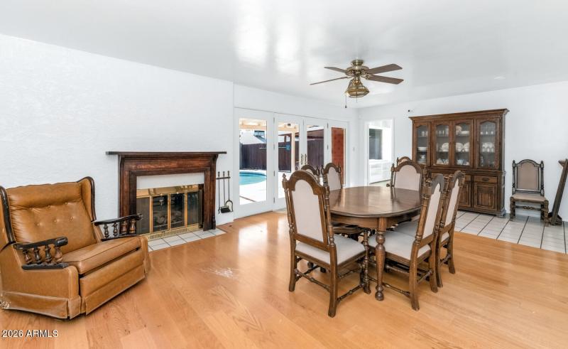 2039 W Windsor Ave-large-003-005-2039 W