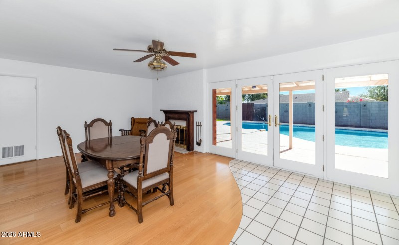 2039 W Windsor Ave-large-005-004-2039 W