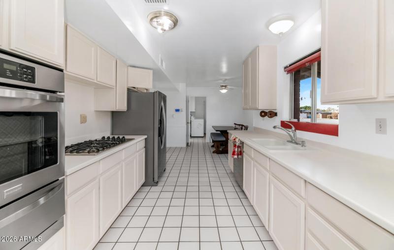 2039 W Windsor Ave-large-008-009-2039 W