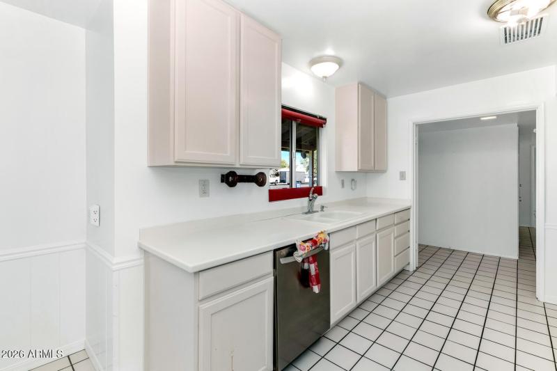 2039 W Windsor Ave-large-009-020-2039 W