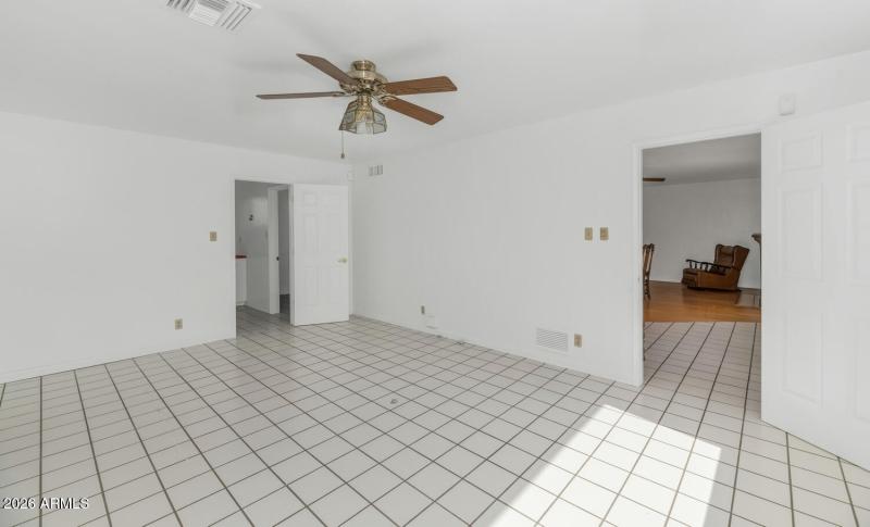 2039 W Windsor Ave-large-011-007-2039 W