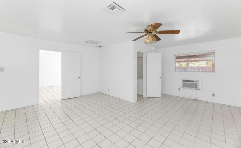 2039 W Windsor Ave-large-016-016-2039 W