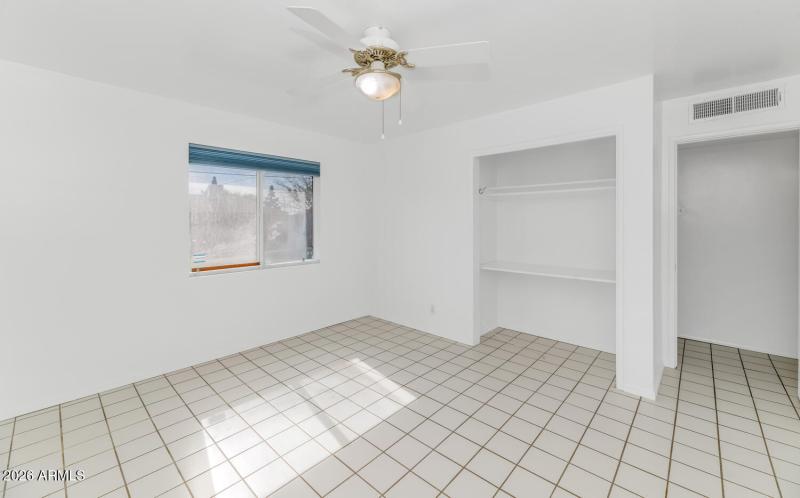 2039 W Windsor Ave-large-022-017-2039 W