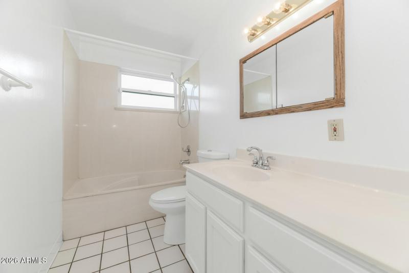 2039 W Windsor Ave-large-024-023-2039 W