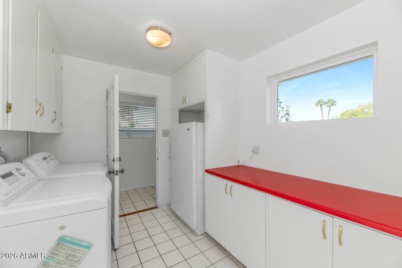 2039 W Windsor Ave-large-025-030-2039 W