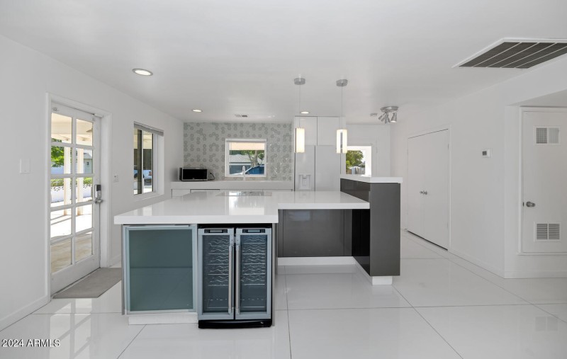 4222 E Indianola Ave-large-010-021-TOD83