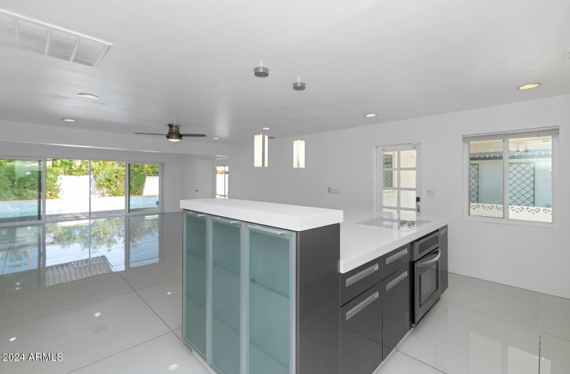 4222 E Indianola Ave-large-009-018-TOD83