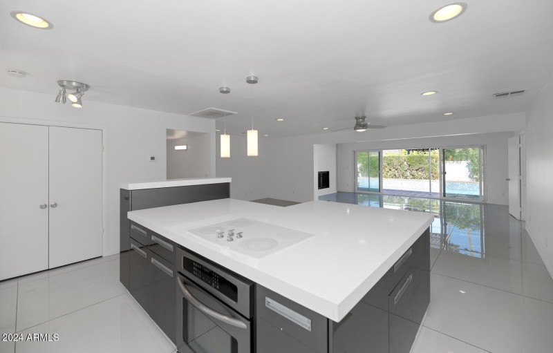 4222 E Indianola Ave-large-011-008-TOD83