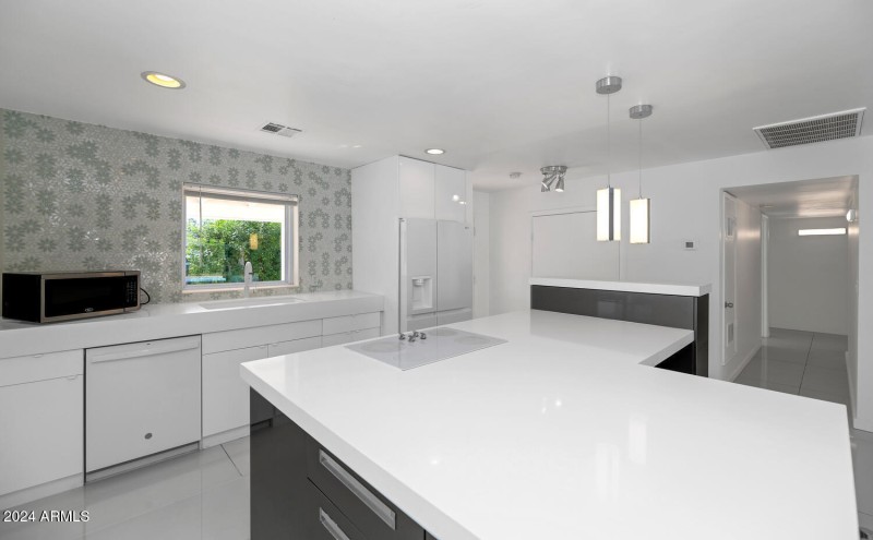 4222 E Indianola Ave-large-012-011-TOD83