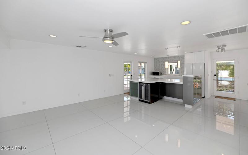 4222 E Indianola Ave-large-008-006-TOD83