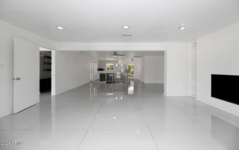 4222 E Indianola Ave-large-004-013-TOD83