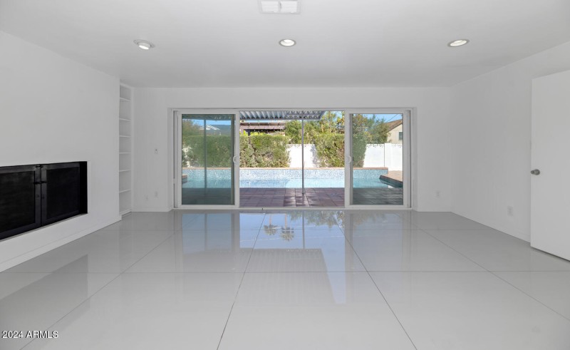 4222 E Indianola Ave-large-003-019-TOD83