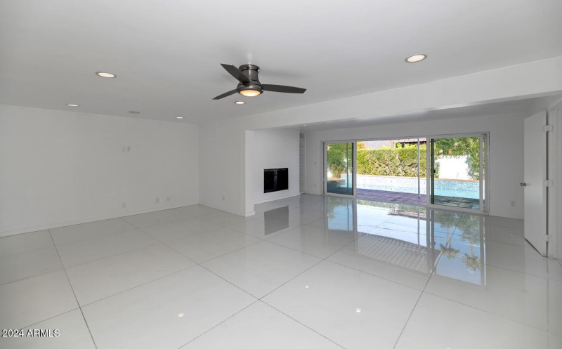 4222 E Indianola Ave-large-006-017-TOD83