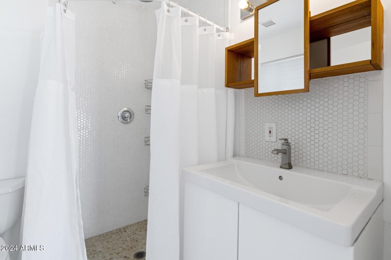 4222 E Indianola Ave-large-015-025-TOD83