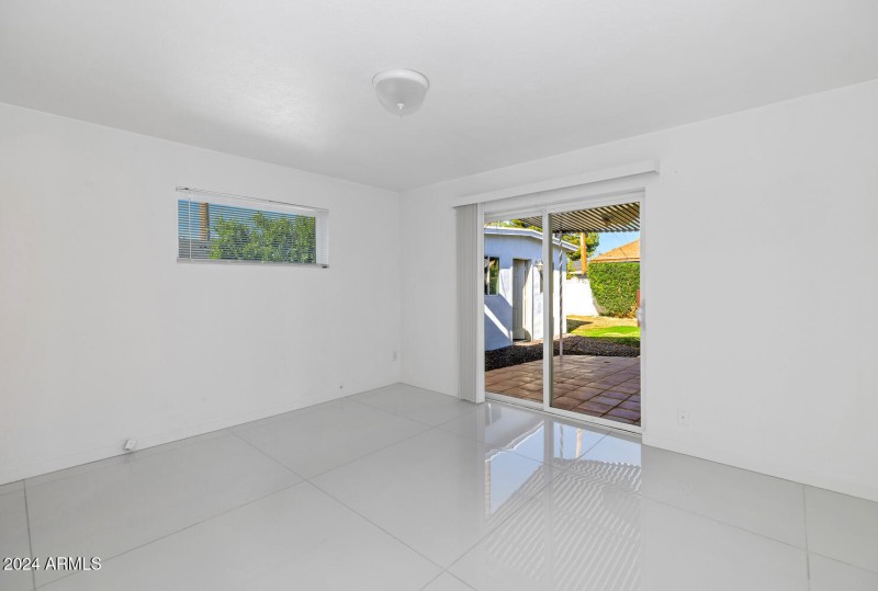 4222 E Indianola Ave-large-017-023-TOD83