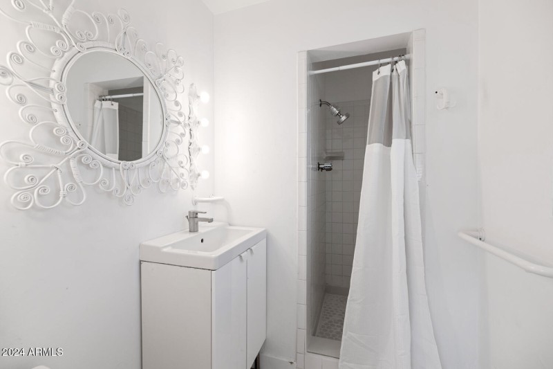 4222 E Indianola Ave-large-019-002-TOD83