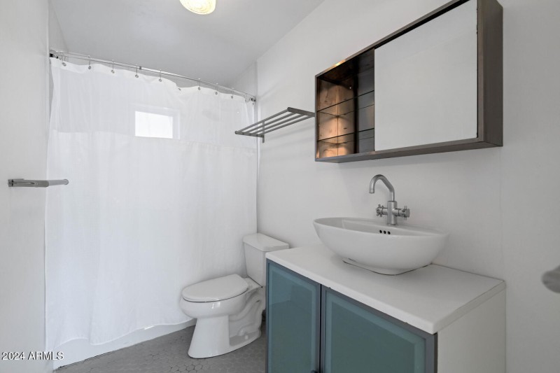 4222 E Indianola Ave-large-022-016-TOD83