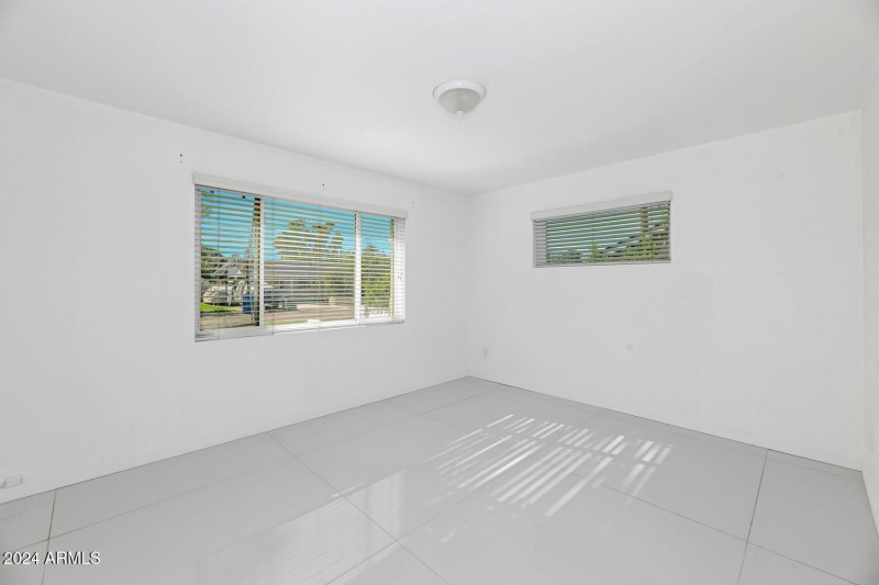 4222 E Indianola Ave-large-021-015-TOD83