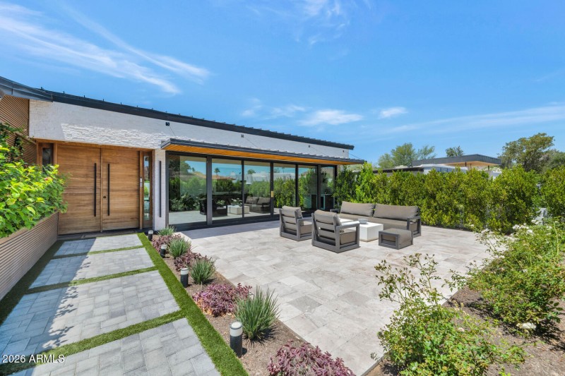 5812 N 44th Pl-large-007-033-5812 N 44th