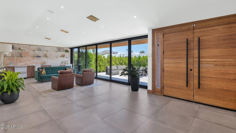 5812 N 44th Pl-large-008-011-5812 N 44th