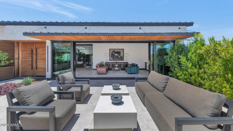 5812 N 44th Pl-large-011-016-5812 N 44th