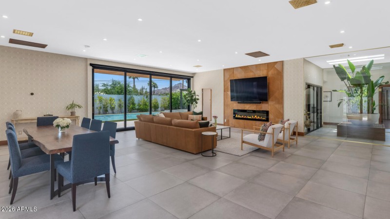 5812 N 44th Pl-large-017-008-5812 N 44th