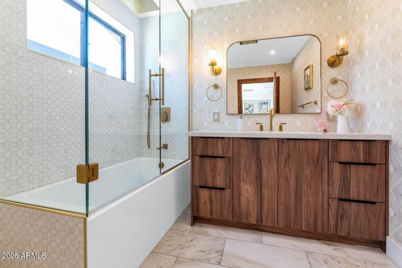 5812 N 44th Pl-large-034-036-5812 N 44th