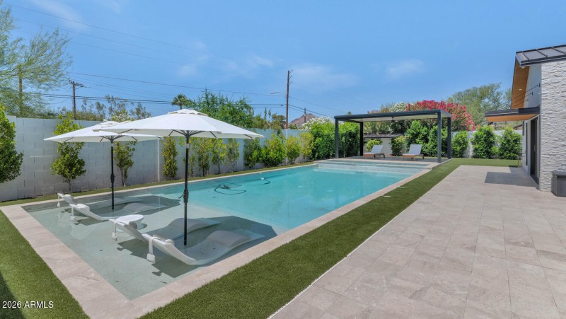 5812 N 44th Pl-large-041-043-5812 N 44th