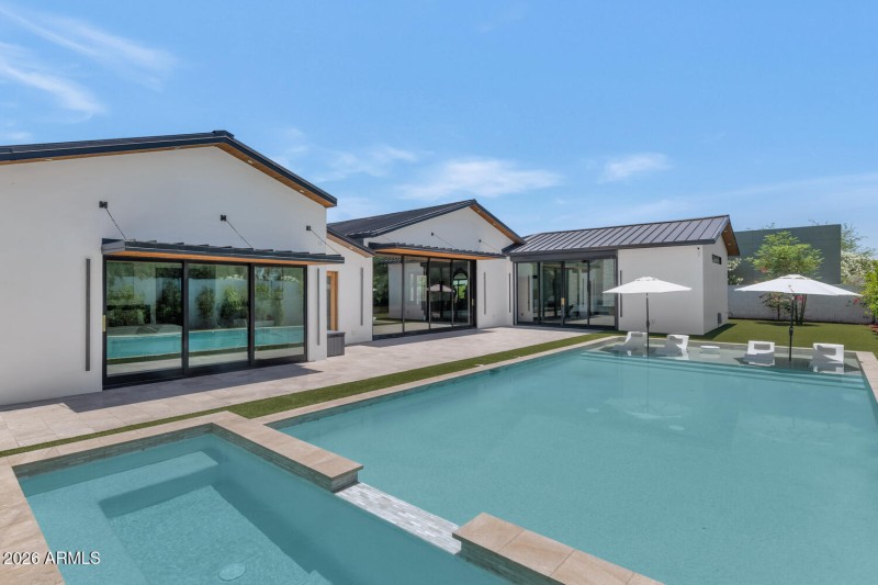 5812 N 44th Pl-large-045-048-5812 N 44th