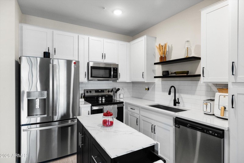 08-2822 W White Feather Ln_08