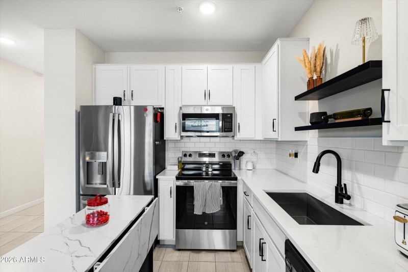 09-2822 W White Feather Ln_09