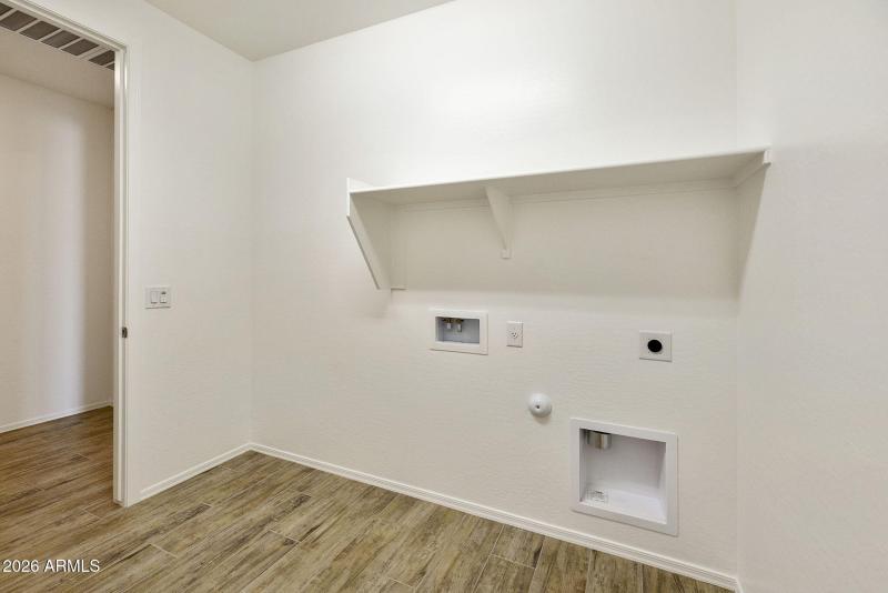 LARGE LAUNDRY ROOM
