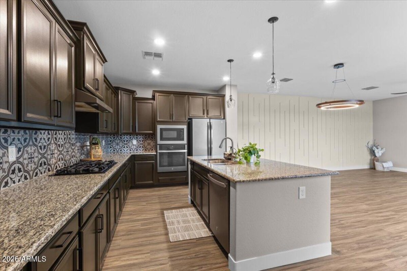 kitchen w gas cooktop