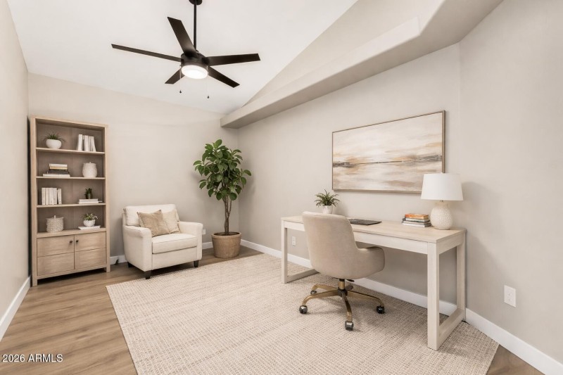 BROADWAY GUEST ROOM:OFFICE