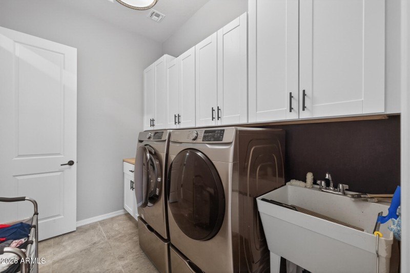 28)LAUNDRY ROOM
