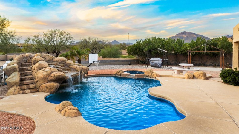 010___1104 N Mountain Rd