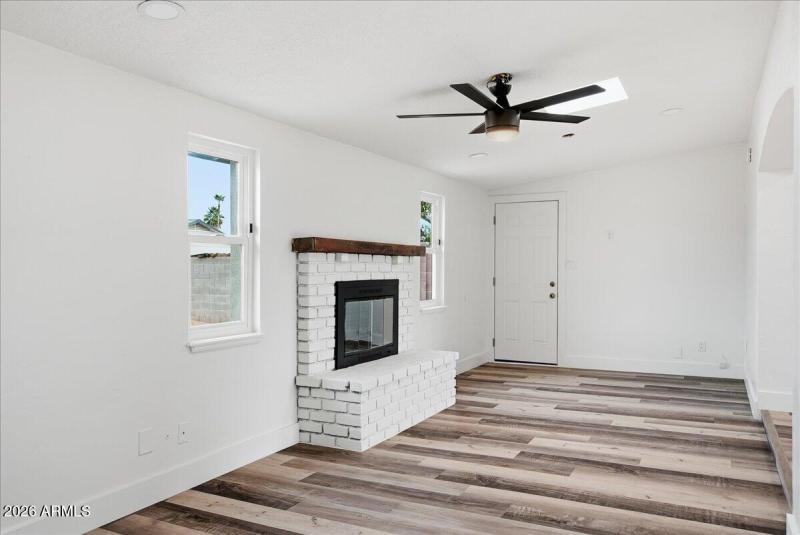 13-752 E Glade Ave_RedHogMedia