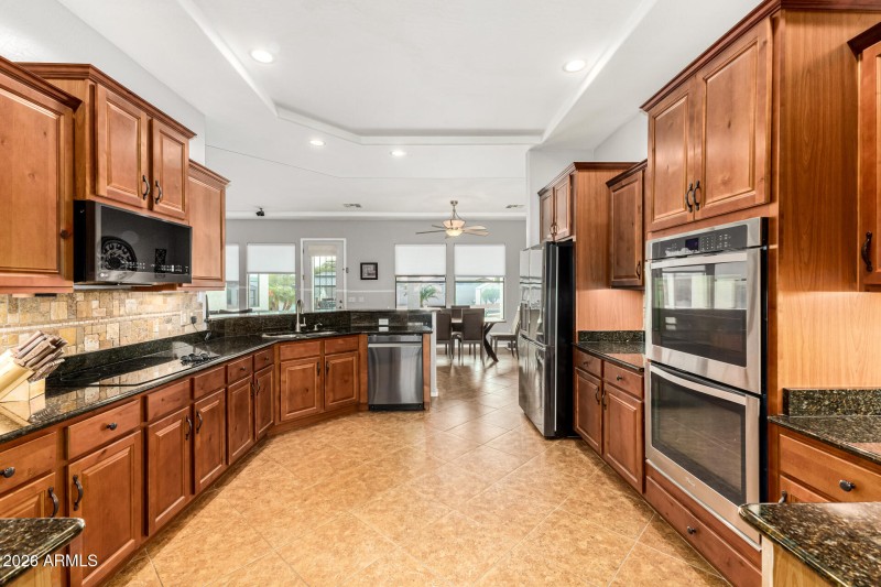 LARGE KITCHEN