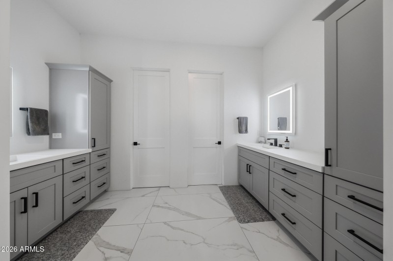 Master bath, his & Hers