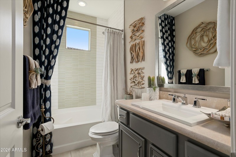 GUEST BATH HIGH-END FINISHES